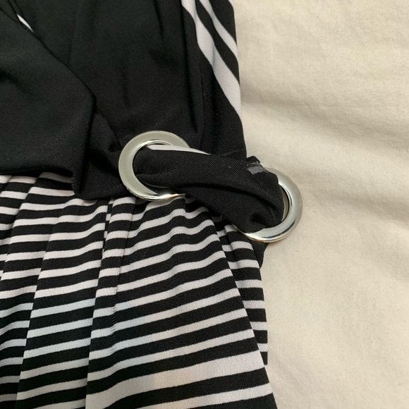 Silver buckle cinches at waist. Sleeveless black & White striped tunic in medium - Picture 2 of 8